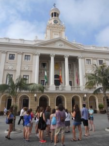 Students in front of the City Hall, learning more about the history in Cádiz.